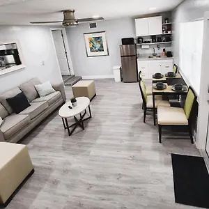 https://cheerful-super-suite-2-queen-sofa-bed-minutes-from-the-airport.hotelstampa.org